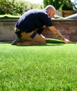 Illustration / réalisation : Ezeecam pour la pose de gazon synthétique